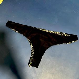 Acacia ho’okipo bottoms in black size large fits like medium